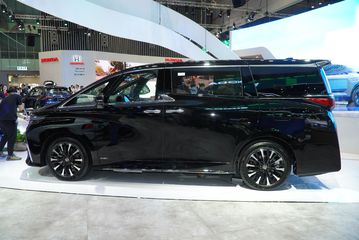 Ngôn ngữ thiết kế Toyota Alphard 2025 tạo khối quen thuộc nhưng tinh chỉnh các tiểu tiết