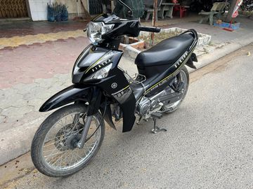 Cụm đèn trước của Yamaha Sirius FI 2023 luôn bật khi khởi động