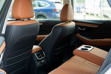 
Lưng ghế giữa được tích hợp nhiệm vụ làm bệ tỳ tay trung tâm với hai khay để ly.
