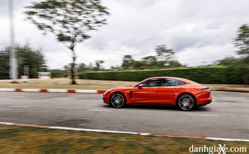 Hệ thống vận hành Porsche Panamera 2023 còn đi kèm một loạt các tính năng hiện đại