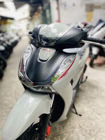 Khu vực đầu xe Honda SH 160i 2024 tạo điểm nhấn với cụm đèn LED hiện đại