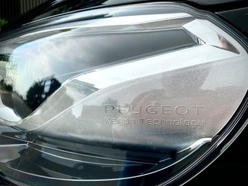 “Đôi mắt” của Peugeot Traveller 2023 sử dụng công nghệ Xenon cao cấp