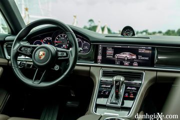 Số lượng cổng sạc trên Porsche Panamera 2023 cũng khá đầy đủ