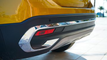 Volkswagen T-Cross 2023 sử dụng kiểu cản sau ốp kín và giấu ống xả