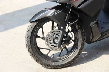 Honda Vario 160 trang bị hệ thống chống bó cứng phanh (ABS) giúp người lái an tâm khi vận hành