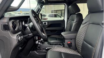 Ghế lái và ghế phụ chỉnh tay