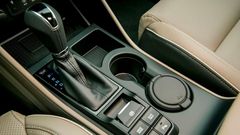 Khu vực cần số có nhiều chỗ để đồ của Hyundai Tucson 1.6T-GDi