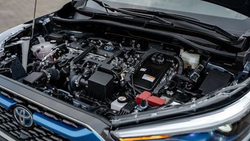  Phiên bản 1.8HV sử dụng hệ truyền động hybrid, gồm 1 động cơ xăng và 1 động cơ điện