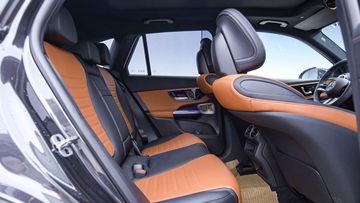 Hàng ghế sau Mercedes-Benz GLC 2023 có thể gập lưng ghế với tỷ lệ 40:20:40 truyền thống