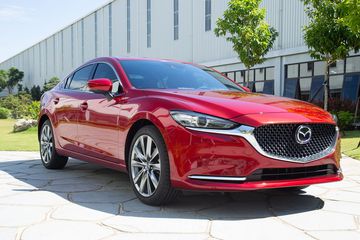 Đánh giá Mazda 6 2023 về tổng thể, mẫu xe được nhiều chuyên gia và khách hàng nhận xét là sở hữu trang bị tiện nghi phong phú, đi cùng giá bán hợp lý, dễ tiếp cận hơn so với đối thủ Toyota Camry