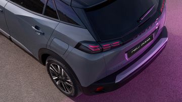 Đuôi xe Peugeot 2008 2025 tiếp tục duy trì thiết kế ốp cản cứng cáp