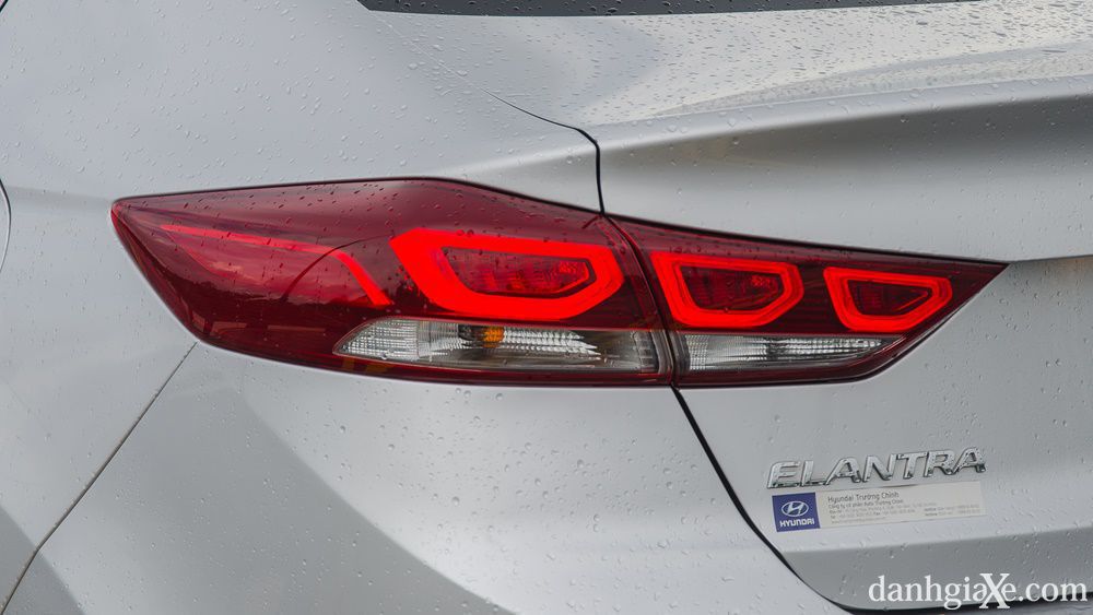  Comparación rápida de Mazda 3 2019 y Hyundai Elantra 2019