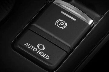 Mitsubishi Pajero Sport 2023 được trang bị tính năng hỗ trợ đỗ xe và Auto Hold khi dừng đèn đỏ