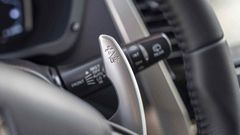 Lẫy chuyển số sau vô lăng là trang bị tiêu chuẩn trên các phiên bản, được bố trí cố định tương tự như các mẫu siêu xe