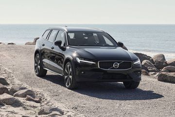 Volvo V60 2024 là một đứa con lai hoàn hảo giữa 2 dòng xe là Wagon và SUV