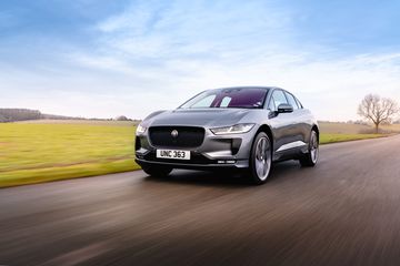 Jaguar I-Pace 2023 được trang bị các tính năng an toàn hữu ích nhằm bảo vệ người dùng một cách tối đa
