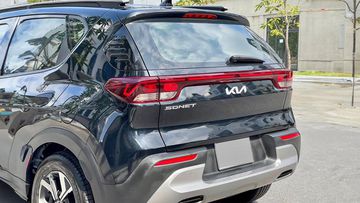 Cụm đèn hậu full LED, chạy dài xuyên suốt theo phương ngang nối liền hai bên