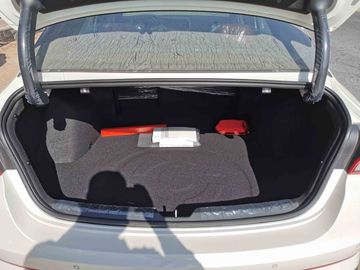 KIA K5 2023 sở hữu khoang hành lý đạt dung tích 510 lít, có tính năng mở điện thông minh