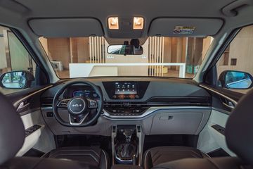 Tổng quan khoang lái trên KIA Carens 2024