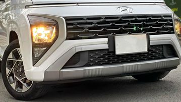 Khung cản trước to dày, sơn xám cứng cáp góp phần nhấn mạnh vẻ khỏe khoắn cho tổng thể