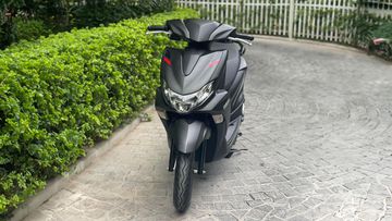 Đầu xe thiết kế khá hầm hố, nổi bật là hệ thống đèn tạo hình chữ V chia ba khoang độc đáo