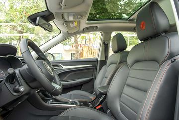 Hàng ghế trước có thiết kế thể thao với ghế lái trên bản Luxury hỗ trợ chỉnh điện lên đến 6 hướng