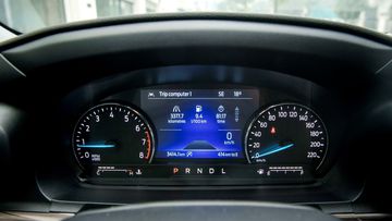Ford Explorer 2025 trang bị đồng hồ analog với màn hình đa thông tin 6,5 inch có hiển thị màu sắc trực quan.