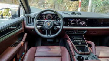 Vô lăng Porsche Cayenne 2024 vẫn sử dụng thiết kế 3 chấu nhưng bố cục các nút bấm mới