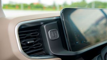 Các cửa gió phía trước vẫn sử dụng kiểu nan lá 4 chiều tiện dụng