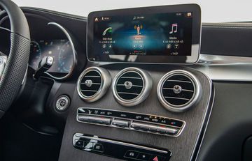 Mercedes GLC 300 2023 được trang bị hệ thống giải trí MBUX hiện đại, với màn hình cảm ứng trung tâm kích thước 12.25 inch sắc nét