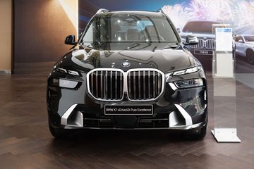 
BMW X7 2023 có phần đầu xe hiện đại hơn khá nhiều so với phiên bản tiền nhiệm
