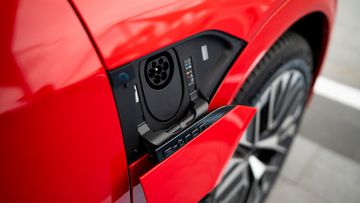 Thân xe Audi Q8 e-tron 2024 thiết kế cổng sạc có phát sáng cho cả 2 bên trái phải