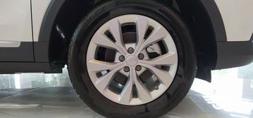 Hai bản STD+ và COM+ sử dụng mâm 5 chấu kép màu bạc, kích thước 16 inch cùng bộ lốp 215/60R16