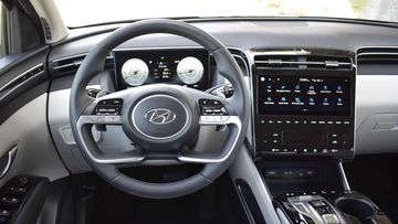 Hyundai Tucson 2023 sở hữu vô lăng 4 chấu theo phương ngang, gợi liên tưởng đến những chiếc vô lăng trên các phiên bản thể thao của hãng xe Audi