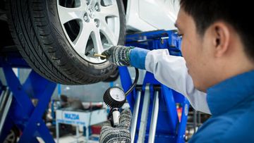 Nhân viên kỹ thuật đang kiểm tra áp suất lốp