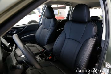 Ghế lái và ghế hành khách trên Subaru Forester là loại chỉnh điện 8 hướng