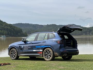 Dung tích khoang hành lý của X3 là 550 L, khá dư dùng cho cả 5 hành khách.