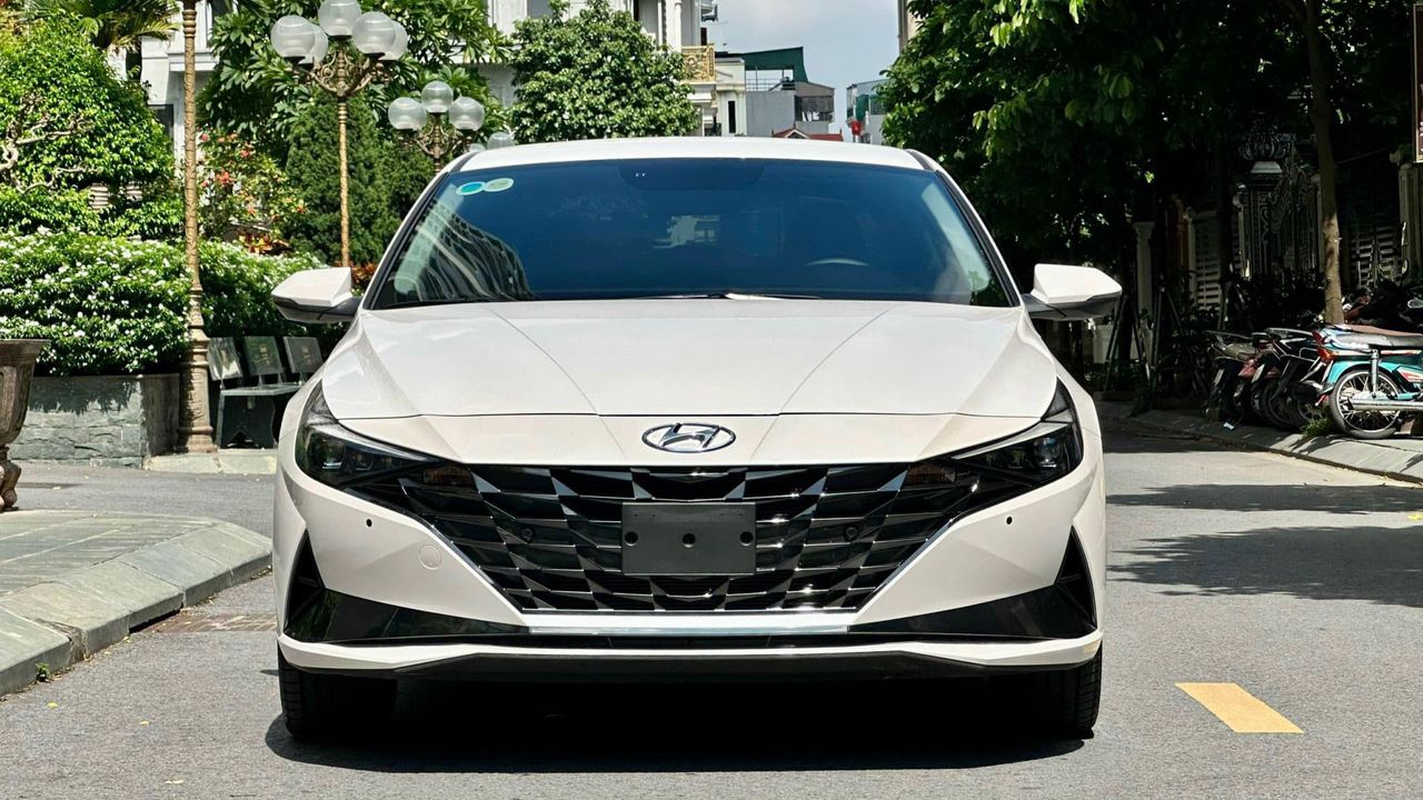 Đánh giá Hyundai Elantra 2024: Lột xác ngoạn mục, thể thao, năng động và hiện đại hơn Hyundai-elantra-2024-26--135421