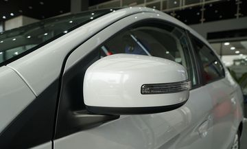 Gương chiếu hậu sơn cùng màu thân xe với tính năng chỉnh điện là tiêu chuẩn