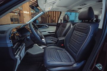 Carens có ghế lái chỉnh điện và tính năng làm mát hàng ghế trước duy nhất trong phân khúc.