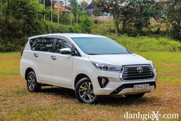 Đầu xe Toyota Innova 2021 có sự thay đổi thiết kế mạnh mẽ hơn đôi chút