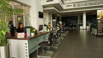 Khu vực tiếp đón khách hàng rộng rãi luôn có nhân viên túc trực