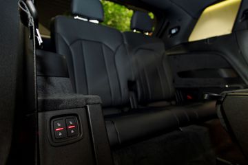 Hàng ghế thứ ba Audi Q7 2025 trang bị nút gập điện nhanh, có thể gập ghế từ hai bên cửa sau