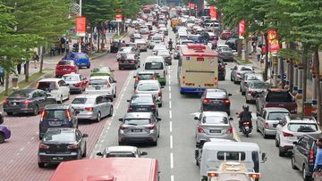 Để đảm bảo an toàn, các bác nên giữ khoảng cách nhất định với các xe phía trước.