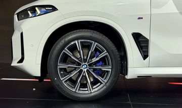 BMW X5 xDrive40i M Sport trang bị bộ mâm mâm hợp kim đa chấu 20 inch và sơn 2 tông màu, đòng thời đi kèm bộ lốp to bản nhấn mạnh phong cách thể thao