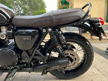 Bonneville T120 sở hữu yên xe liền khối, phân chia rõ rệt vị trí người lái, người ngồi sau