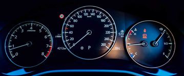 Sau tay lái là đồng hồ hiển thị thông số lái có thiết kế bắt mắt