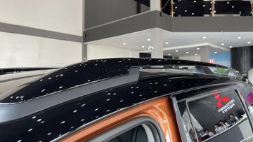 Thanh giá nóc sơn đen trên Mitsubishi Xpander Cross 2024