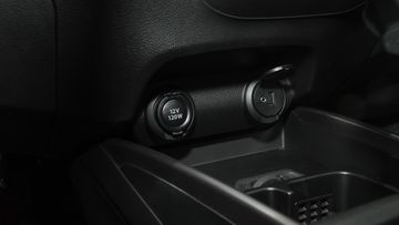 Cổng sạc trên Suzuki XL7 Hybrid 2025 cũng được trang bị tương tự phiên bản trước