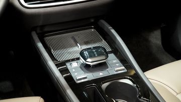 BYD M6 2025 cũng thiết kế cần số điện tử tinh tế với kích thước nhỏ gọn